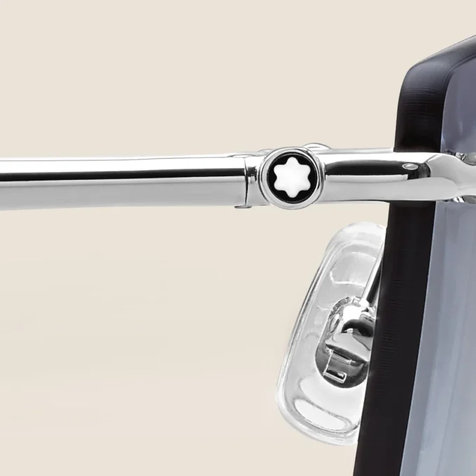 Rechteckige Sonnenbrille mit silberfarbenem Metallrahmen